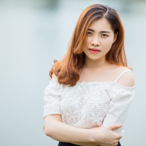 Free Portrait of a young woman in stylish outfit, exuding elegance and confidence outdoors. Stock Photo