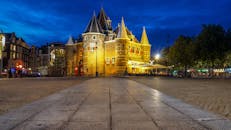 黄昏时分，阿姆斯特丹市中心一座照明的中世纪建筑呈现出壮丽景色