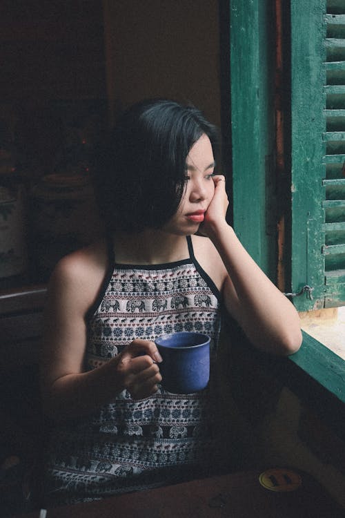 Gratis stockfoto met Aziatische vrouw, drinken, houten