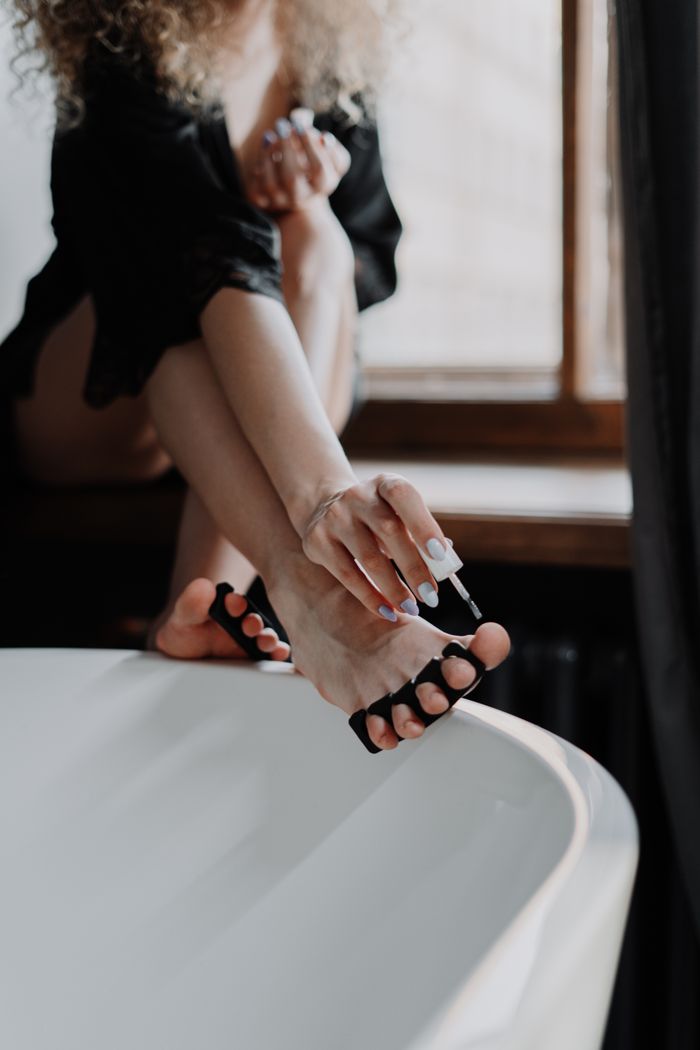 Boudoir styl — domácí pedikúra v elegantním županu