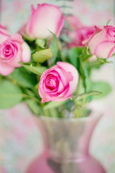 花瓶里装饰的粉红玫瑰非常适合浪漫场合
