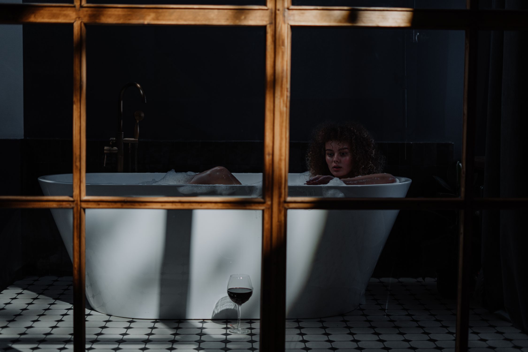 Mulher preparando um banho relaxante como parte da rotina de desaceleração noturna
