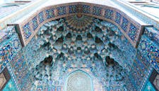 特写镜头展现了华丽的伊斯兰圆顶，上面布满充满活力的蓝色马赛克图案和几何设计