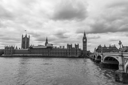 经典黑白照片捕捉了泰晤士河畔的大本钟和威斯敏斯特宫