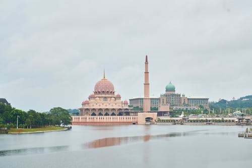 Gratuit Mosquée Brune à Côté De La Tour Près Du Plan D'eau Photos