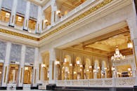 室内设计华丽，柱子精美，枝形吊灯璀璨，建筑豪华