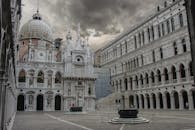 在戏剧性的天空下，探索威尼斯总督宫庭院的宏伟建筑