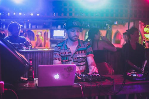 DJ混音器, 人, 印花衬衫 的 免费素材图片