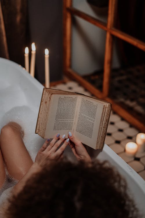 무료 독서하는, 목욕, 비누 거품의 무료 스톡 사진