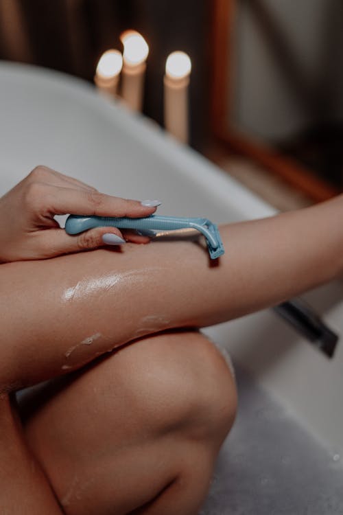 Exfóliate antes de afeitarte con hojilla. Foto: cottonbro studio Pexels