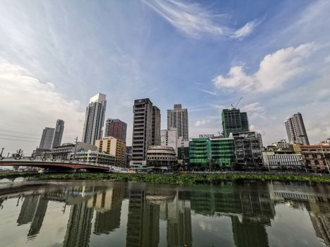 从当代塔楼下方看帕西格河畔大城市的办公区