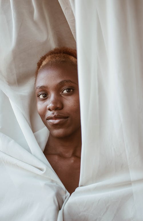 Mujer, En, Blanco, Cortina, Sonriente