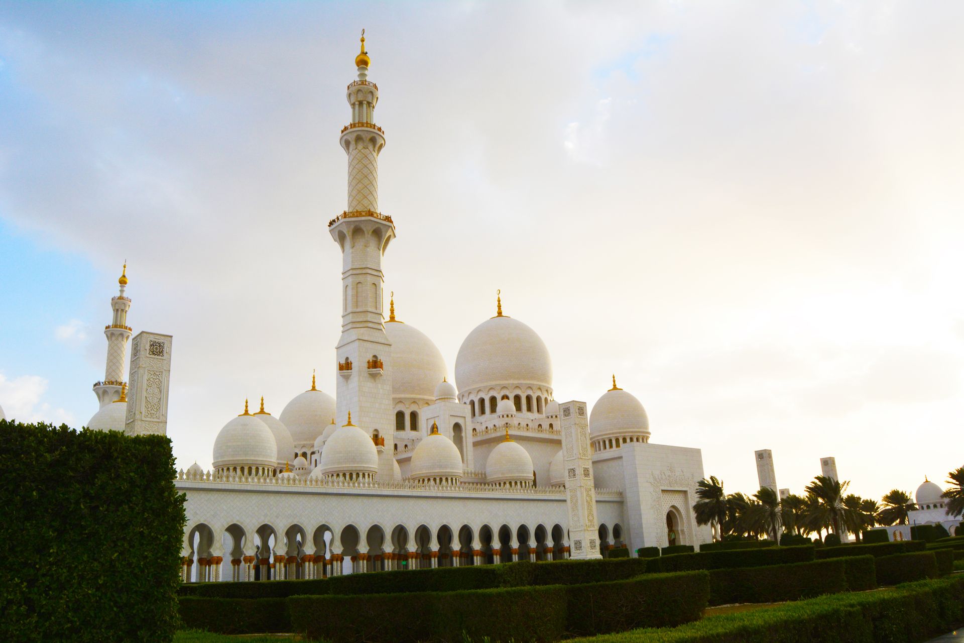 A stunning view of Sheikh Zayed Grand Mosque in Abu Dhabi at daybreak, showcasing Islamic architectu