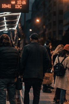 夜晚，人们在伊斯坦布尔的公交车站等候，展现了城市的交通与生活