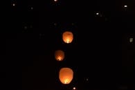 夜空中升起灯笼，发出温暖的光芒