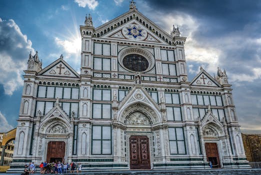 在引人注目的云层和阳光下，佛罗伦萨圣十字教堂的外墙显得格外美丽