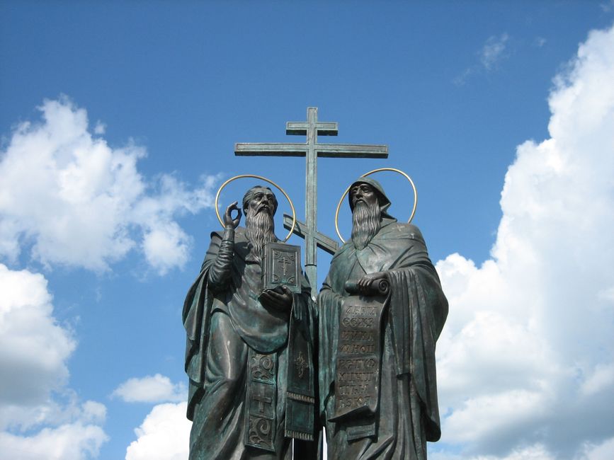Peste 50 de sfinți sunt reprezentați pe ușile din bronz ale Catedralei Mântuirii Neamului