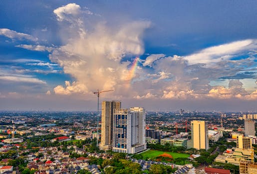 印度尼西亚万丹鸟瞰图，以城市天际线和绚丽的彩虹为特色