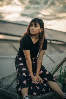 黄昏时分，一位体贴的女人坐在户外，散发着平静和宁静