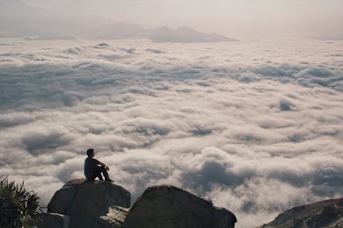 açık hava, adam, beyaz bulutlar içeren Ücretsiz stok fotoğraf