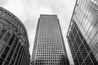 以黑白色拍摄的伦敦金丝雀码头现代摩天大楼低角度视图