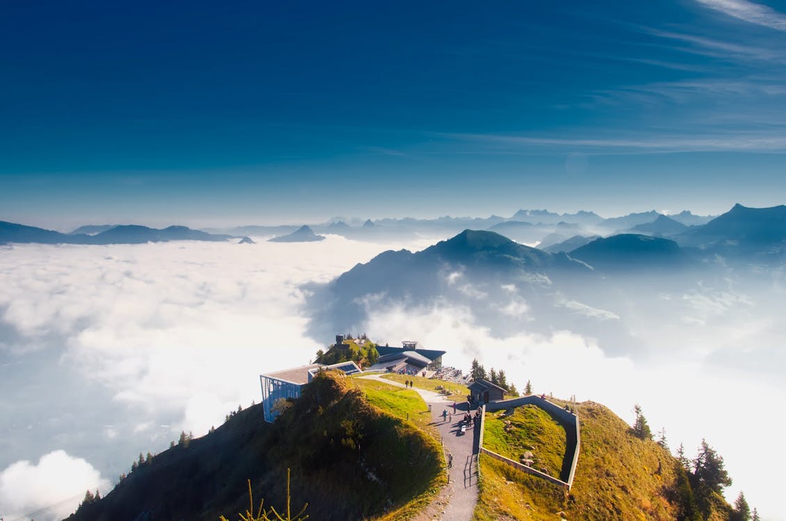 無料 白い雲の上の丘の上の家の鳥瞰図 写真素材