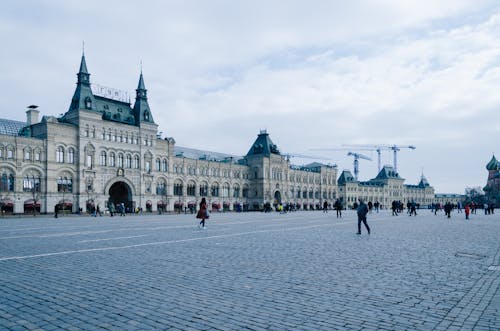 Коричневое бетонное здание