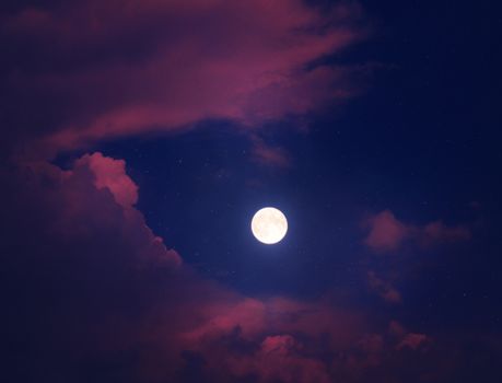 宁静的满月高悬夜空，四周环绕着鲜艳的云彩和点点繁星