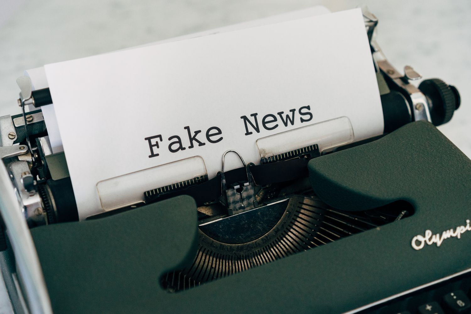 Fake News Typewriter