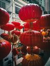 节日期间，街道上装饰着红色的中国灯笼，体现了文化传统