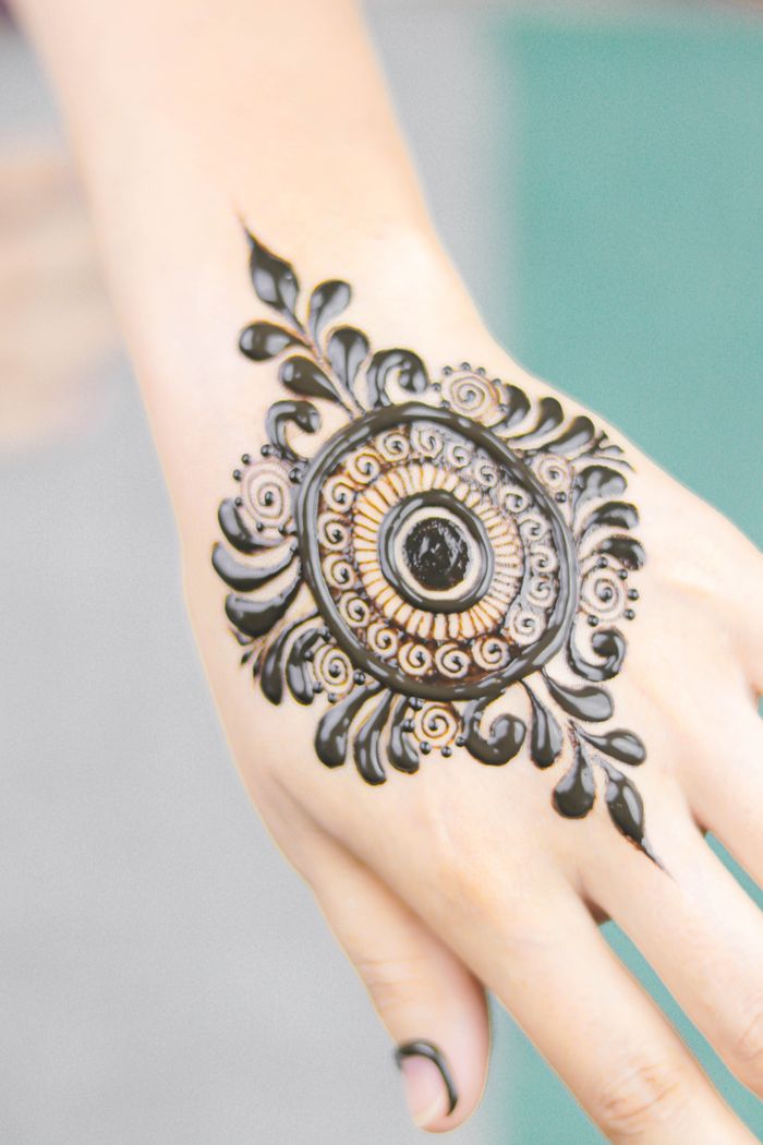 Detaljert mehndi på hånd