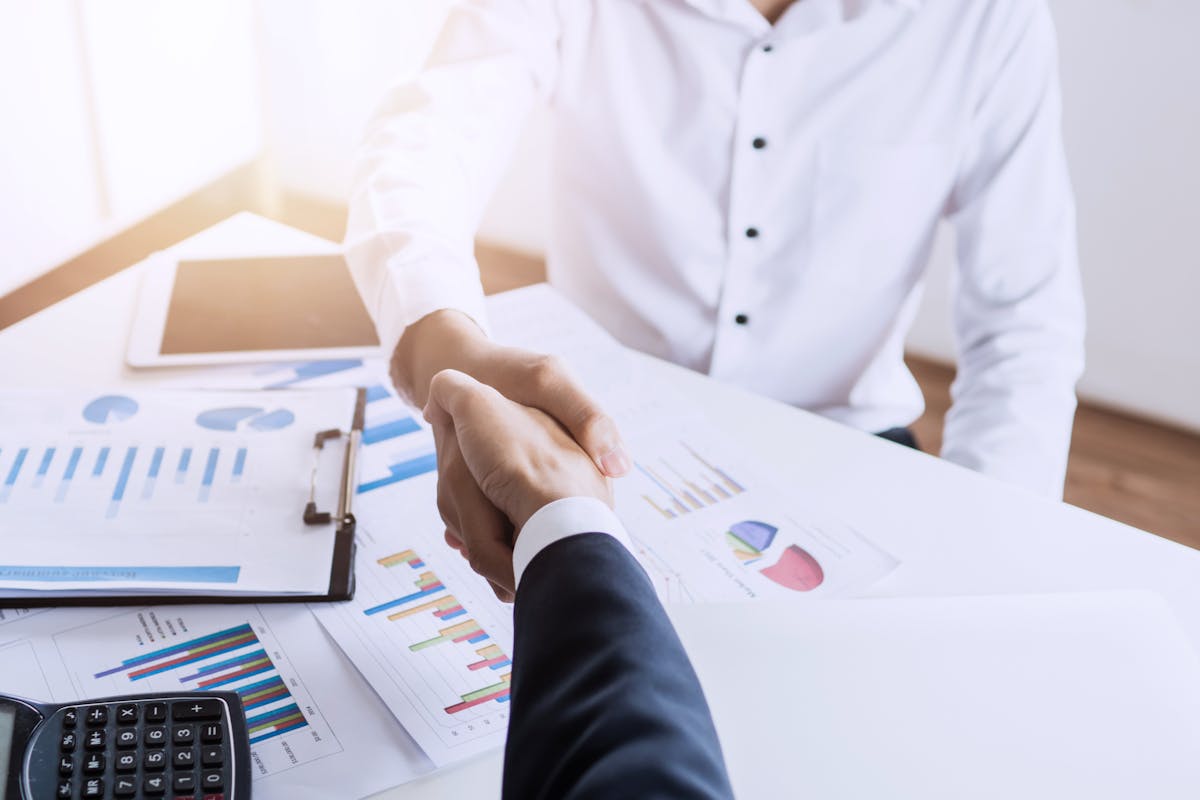 Veterinarian consulting owner about dog weight management