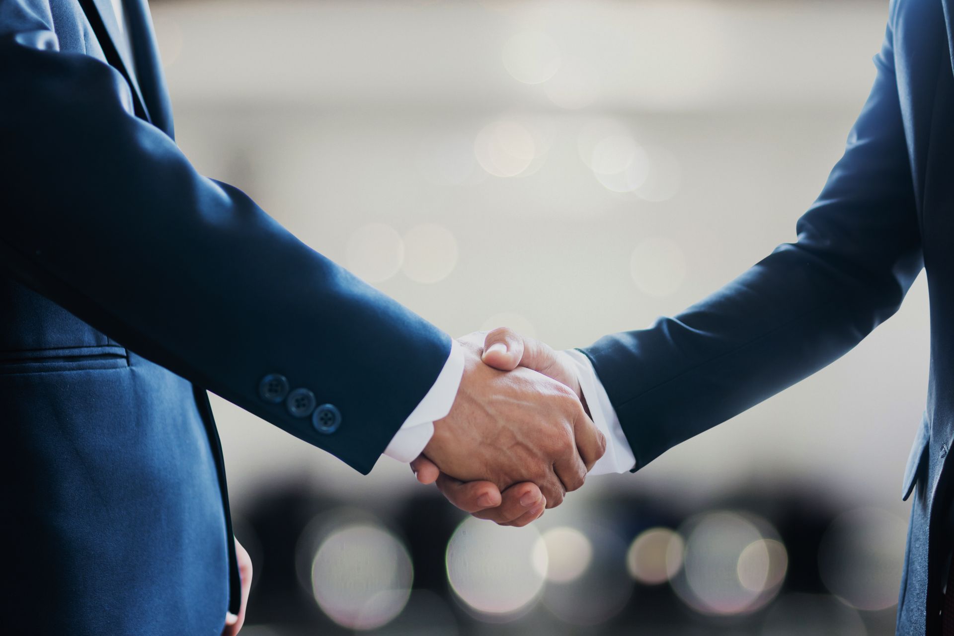 Empresario con traje en un entorno profesional