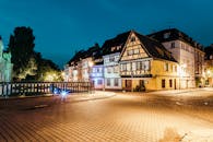 法国科尔马的阿尔萨斯传统房屋在夜晚显得格外宁静，灯光优美，风景如画