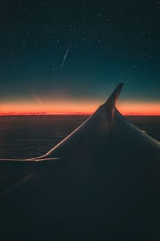 从机翼上，我捕捉到了令人惊叹的暮光景色、星空和流星