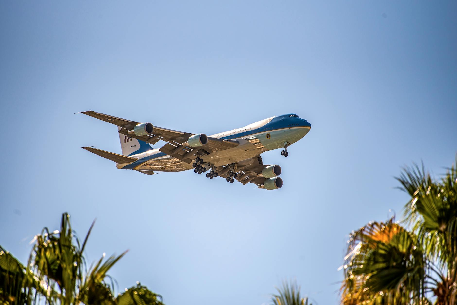 https://www.pexels.com/photo/boeing-vc-25-military-plane-flying-over-palm-trees-4162217/