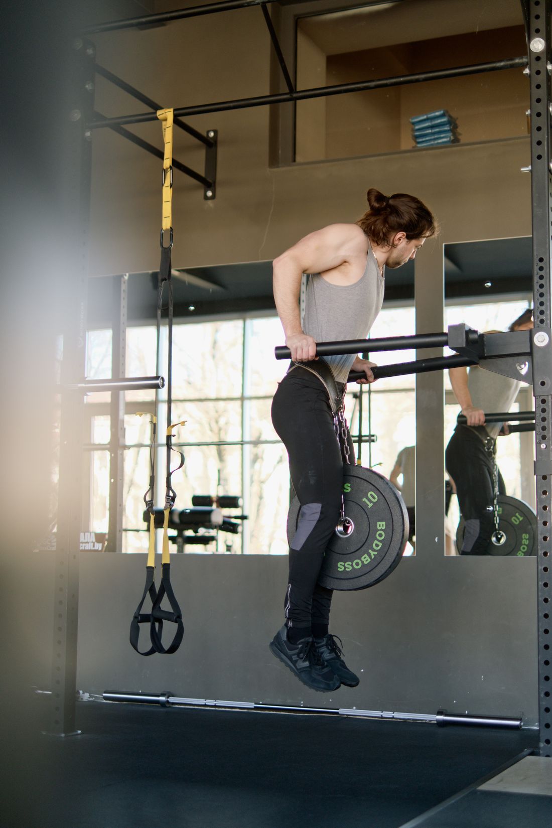 Persona entrenando fuerza en un gimnasio moderno