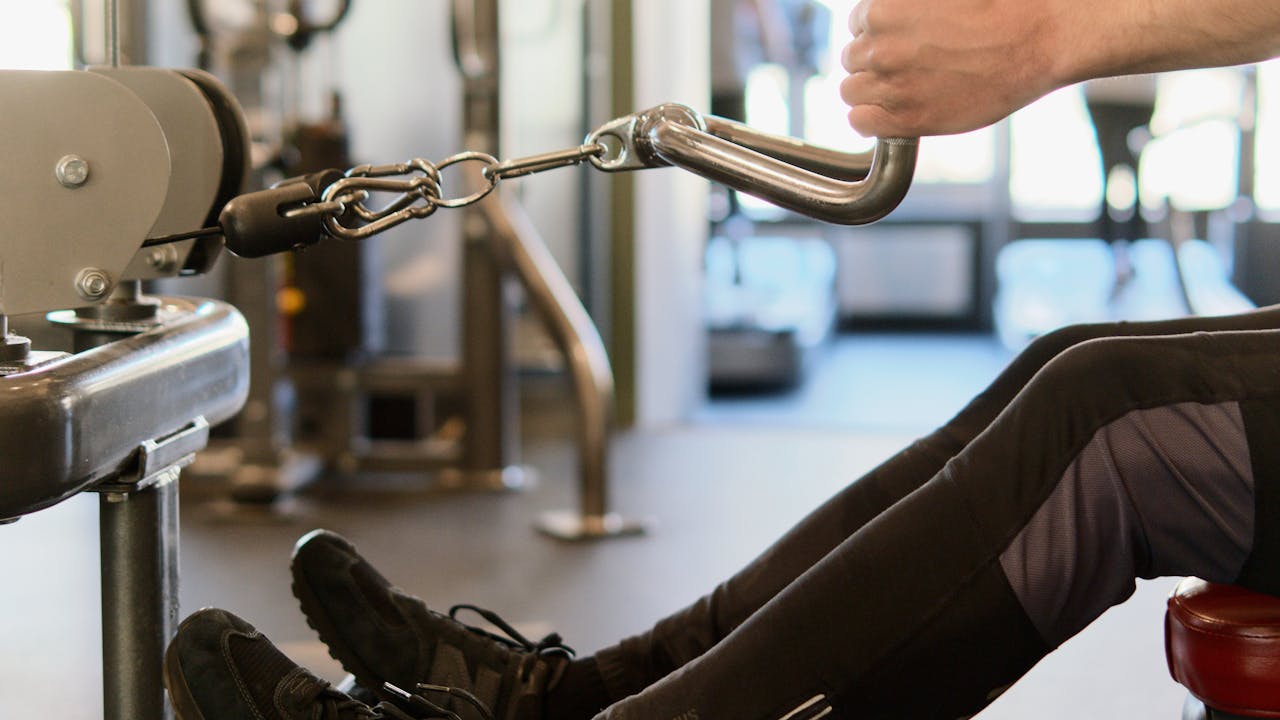 Curl de Bíceps con Cable por Encima de la Cabeza