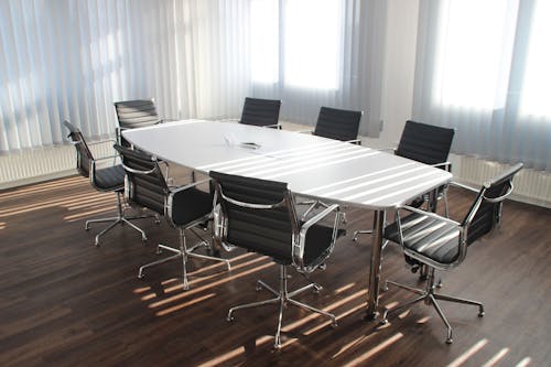 Free 椅子が設定されている白い木製のテーブル Stock Photo