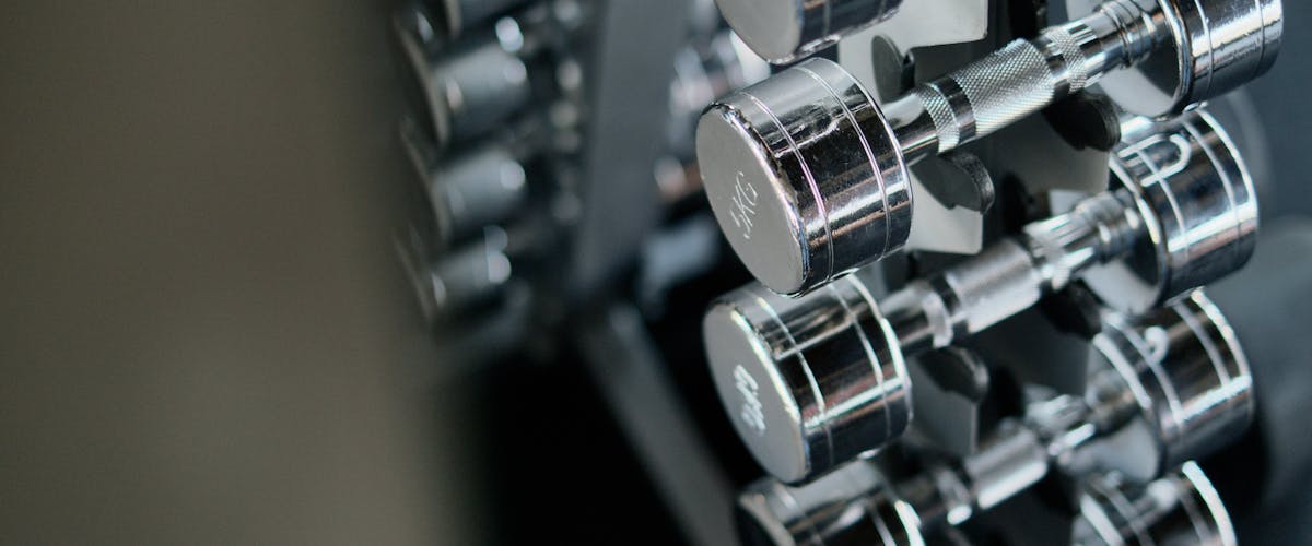 Atleta realizando wall ball shots en entrenamiento funcional