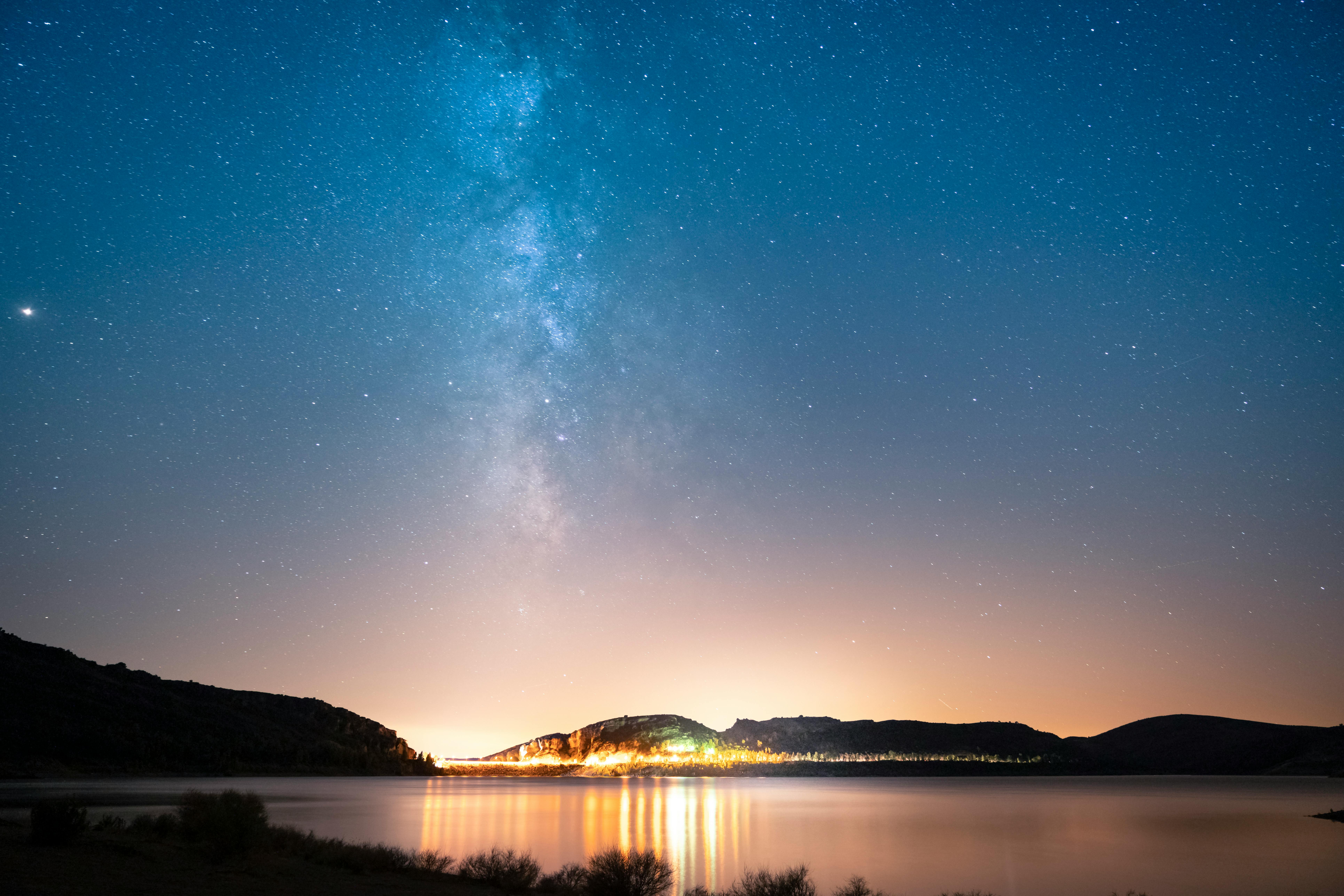 Mujer midiendo alimentos en una balanza de cocina, representando el control de porciones y el déficit calórico.