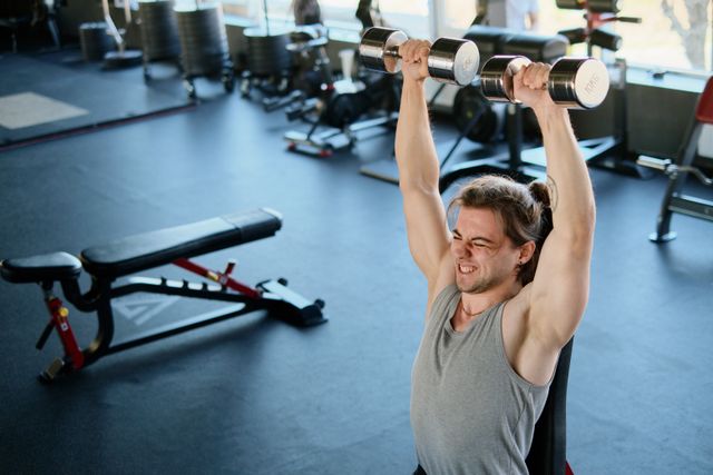 Musculation : entraînement aux haltères en salle