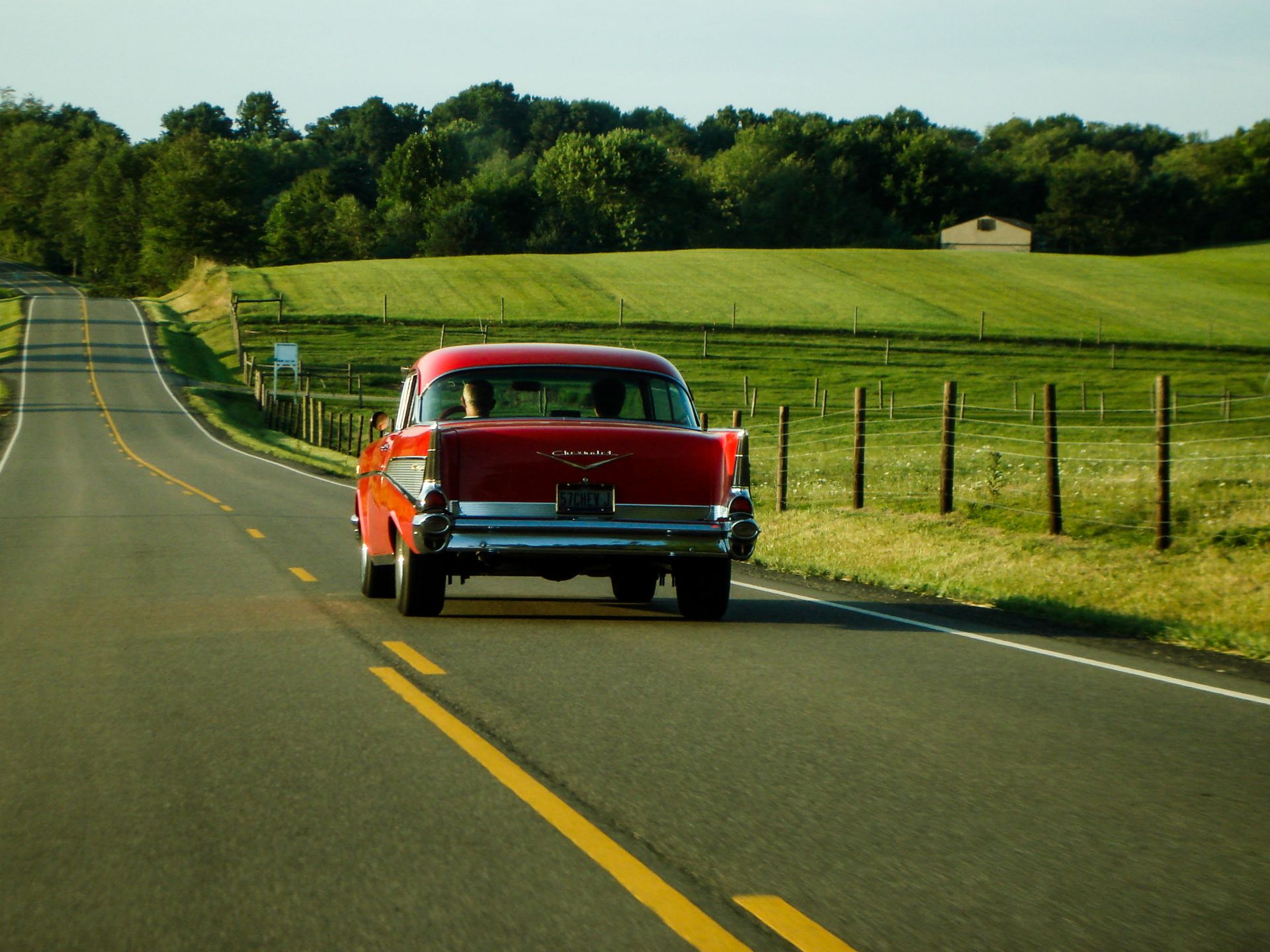 Auto clásico en ruta panorámica