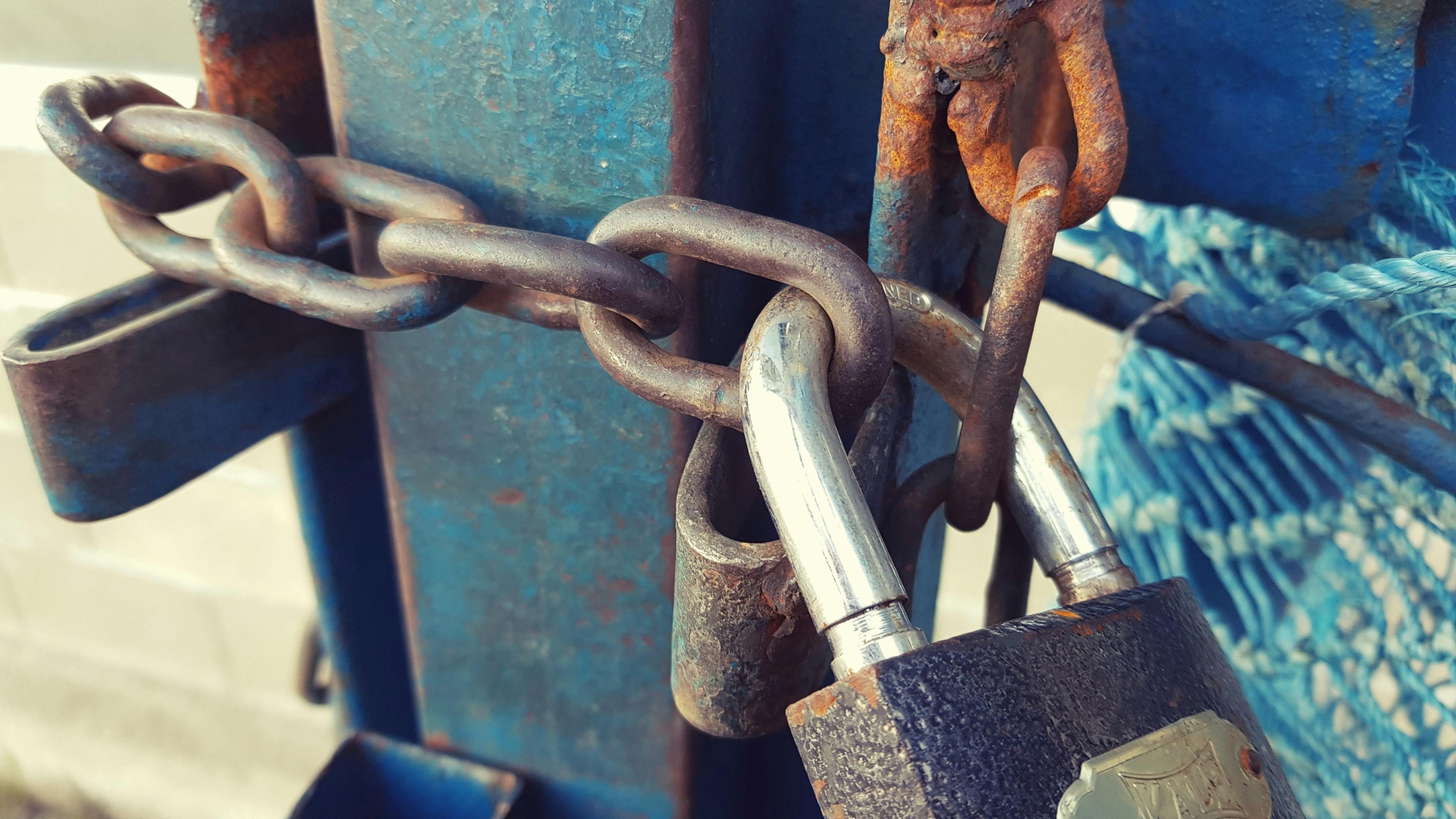 Personne faisant un exercice de torsion pour les obliques