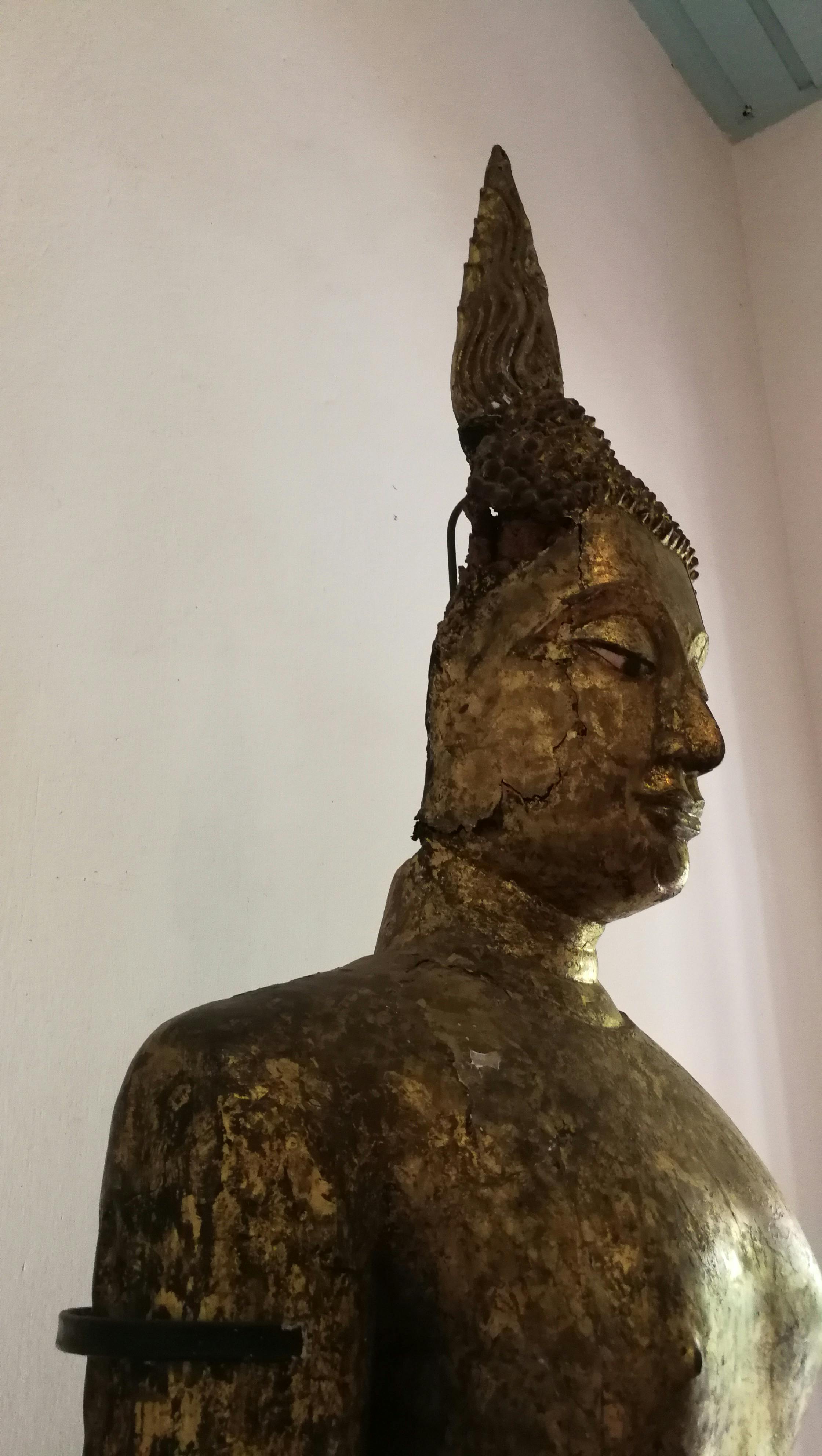 一个人坐在椅子上做简单的伸展运动