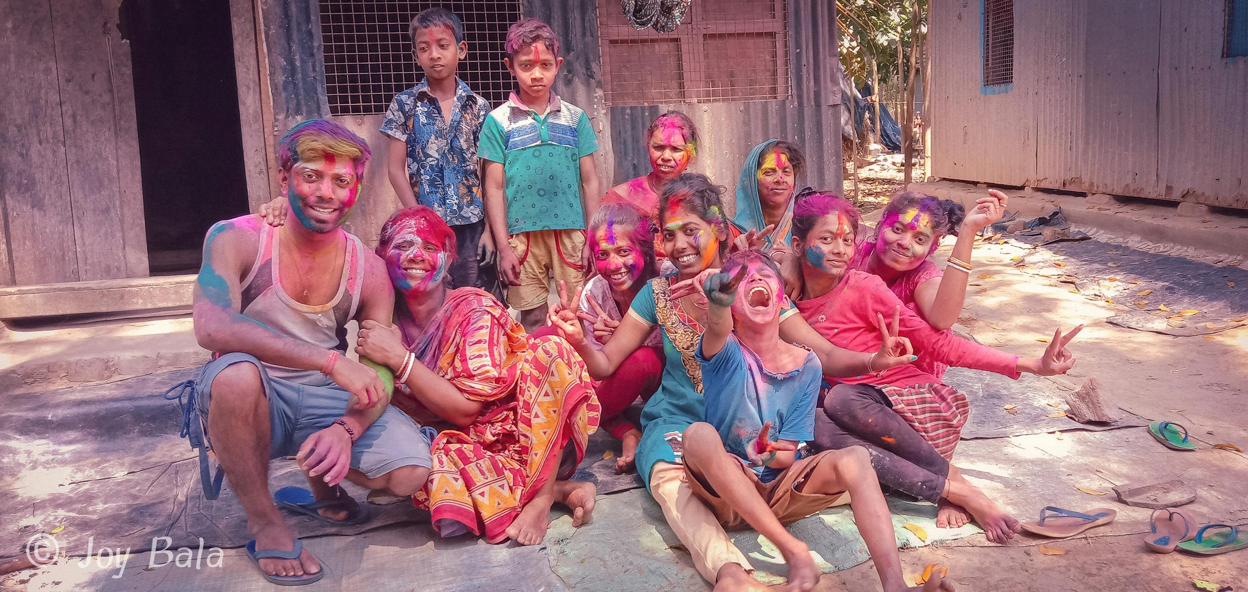 椅子に座ってエクササイズをする女性
