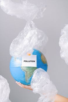 强调环境问题的地球概念图像，聚焦于塑料污染