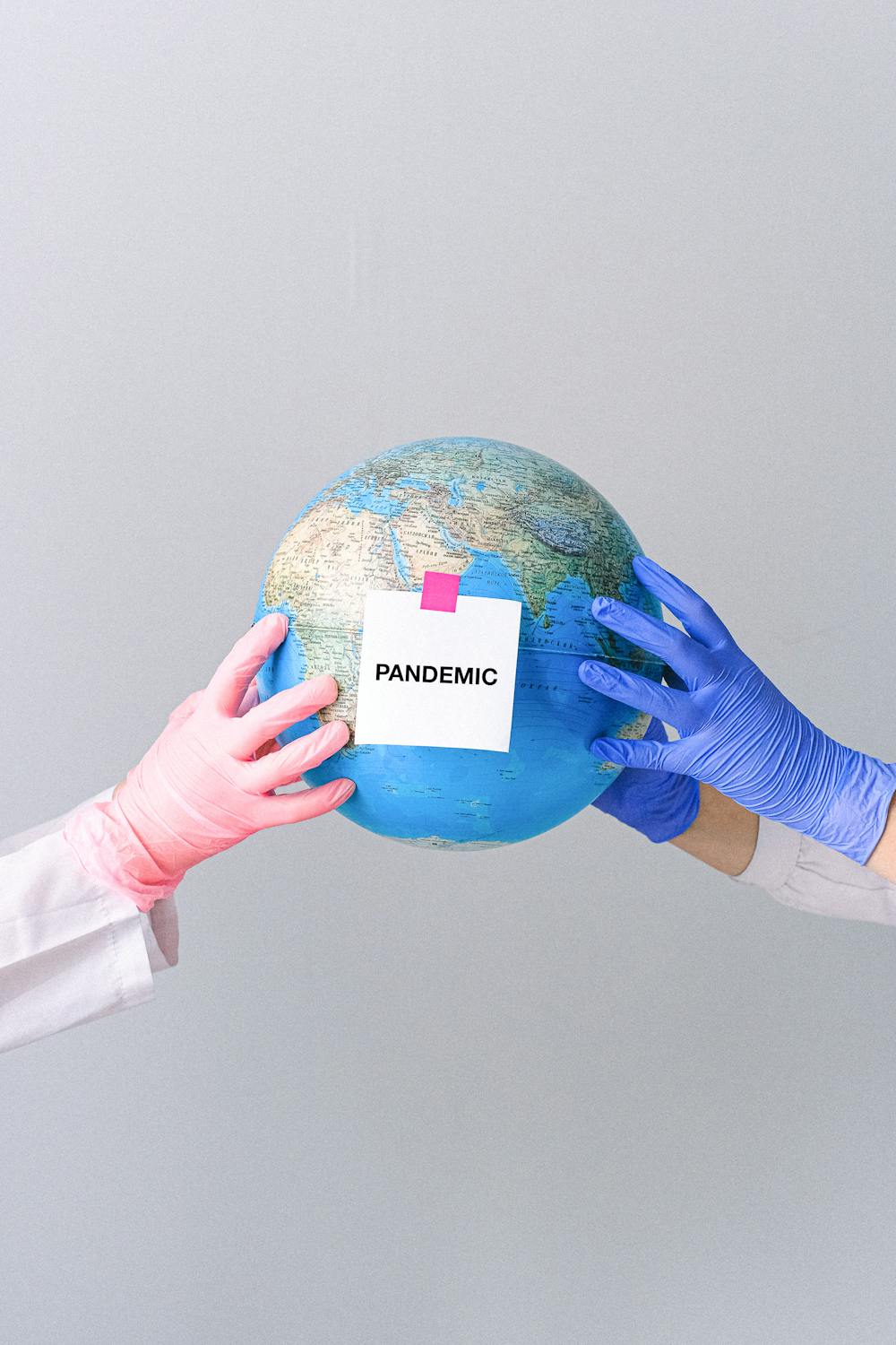 一个人正在进行平板支撑,展示核心力量