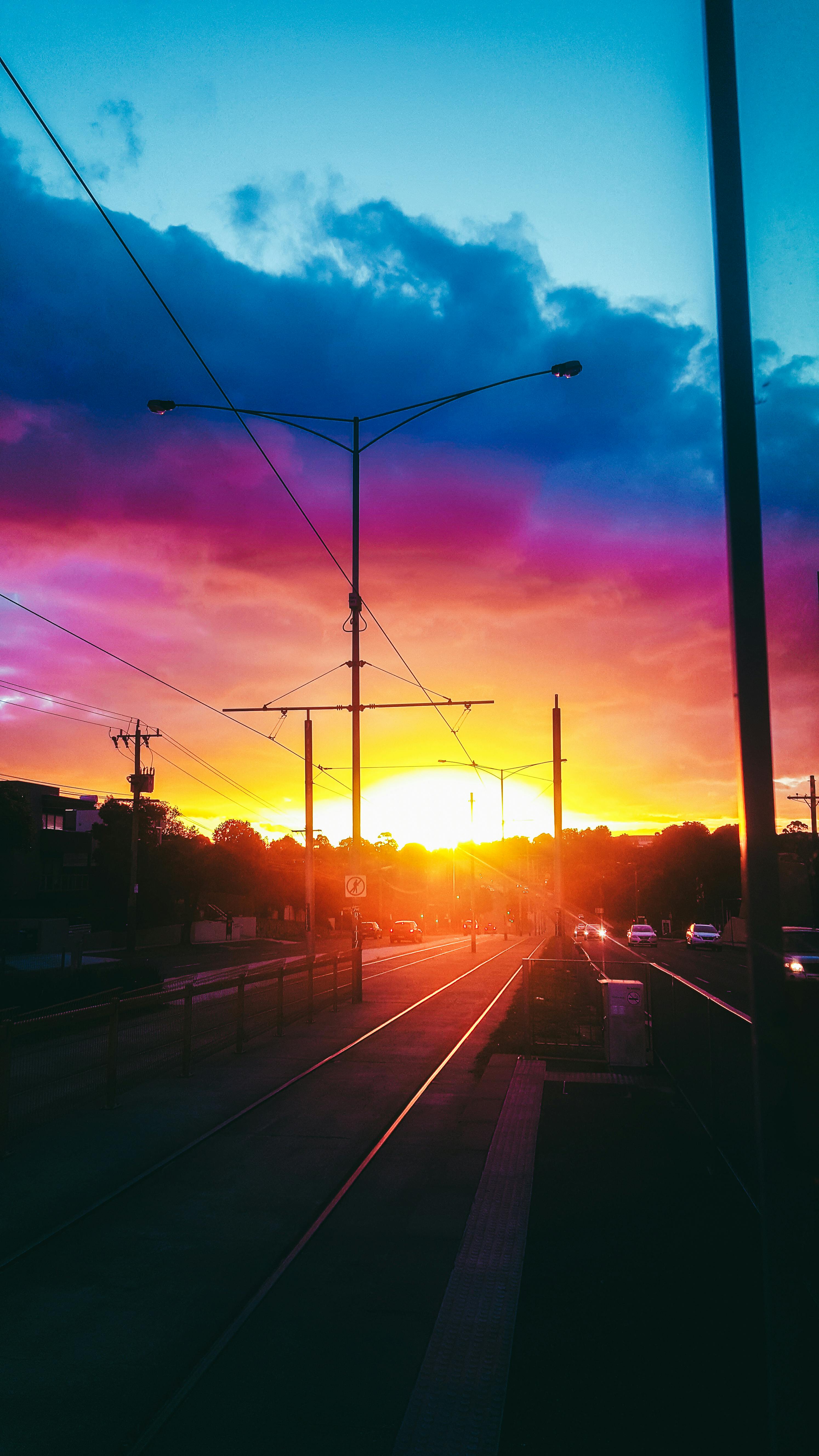 一个人正在进行核心训练，展示腹部肌肉的收缩