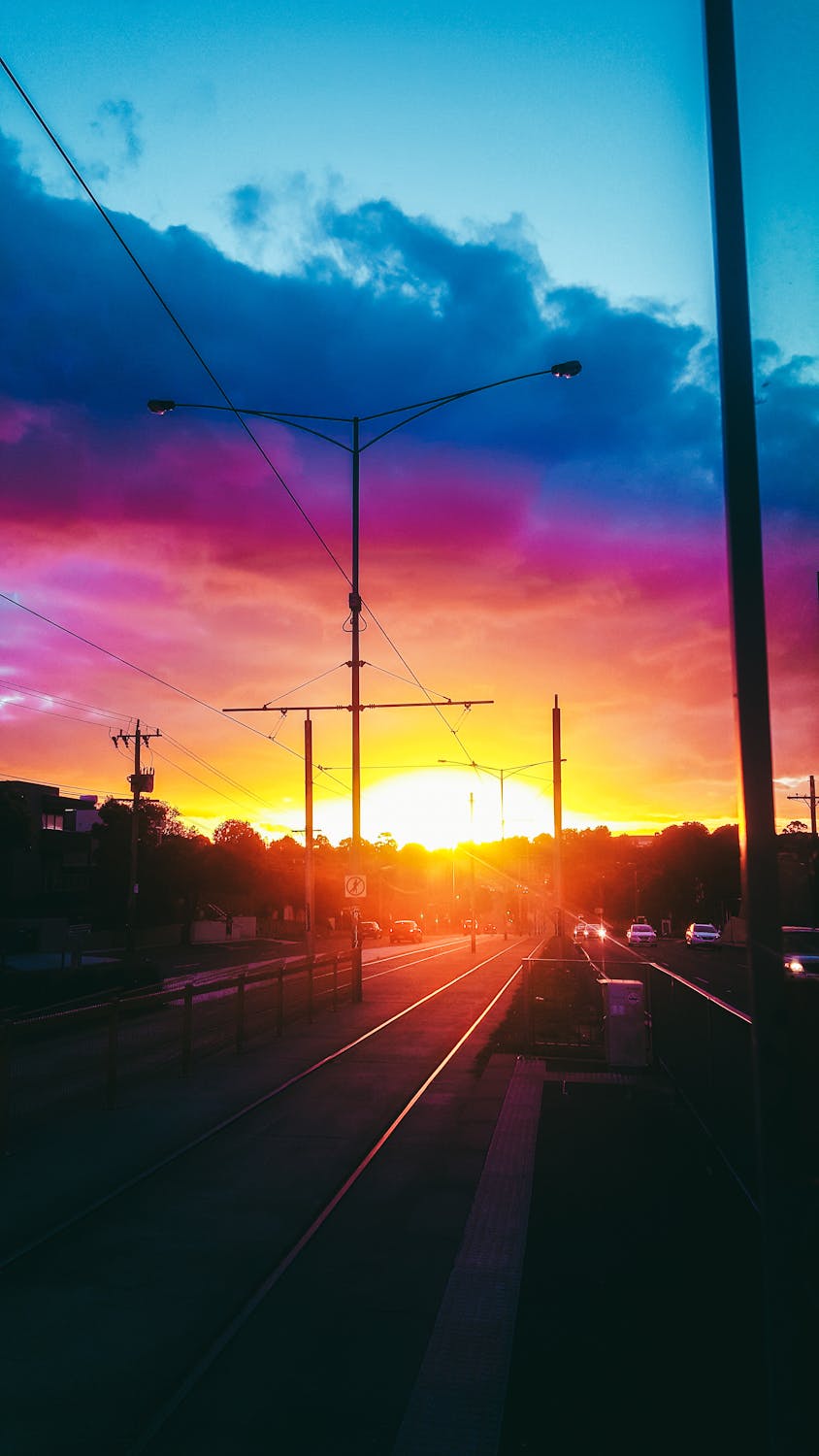 一个人正在进行核心训练,展示腹部肌肉的收缩